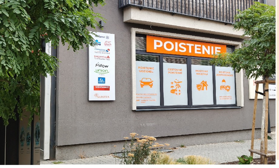 Vstup a výklad poisťovacej kancelárie GUVERNER v Pezinku